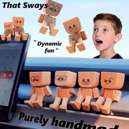 Bájos kis fa figura, amely 12 különböző arckifejezéssel mozog